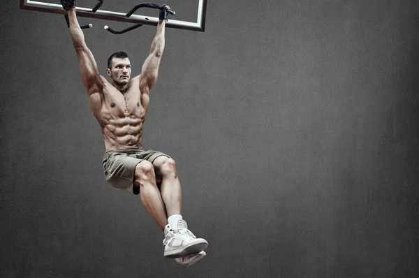 Guy Bodybuilder Uit Voeren Oefening Doen Kin Ups Horizontale Balk — Stockfoto