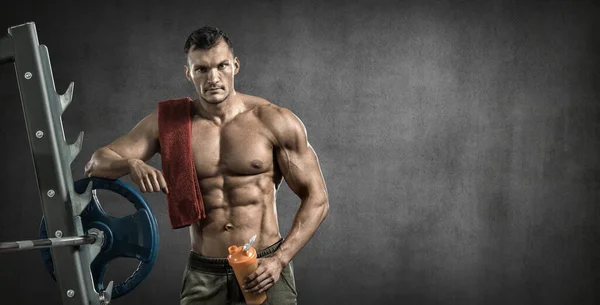 Man Bodybuilder Hålla Shaker Med Sportig Kost Protein Shaker Grå — Stockfoto