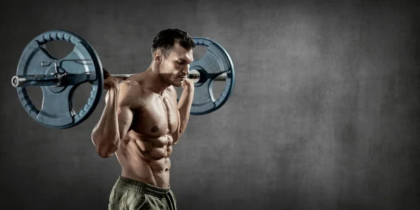 Man Bodybuilder Uit Voeren Oefening Met Lange Halter Grijze Muur — Stockfoto