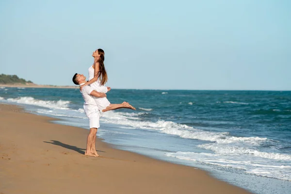 Liefdevol Paar Aan Zee Witte Jurk Huwelijksreis Vakantie Vakantie Concept — Stockfoto