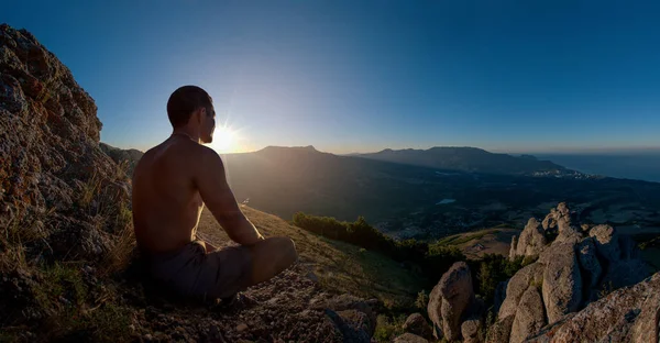 Hiker Yogi Meditera Skönhet Bergslandskap Bakgrund Semester Rekreation Resa Koncept — Stockfoto