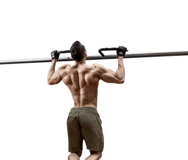 Adamım - vücut geliştirici beyaz arka planda yatay çubukta barfiks çekiyor.