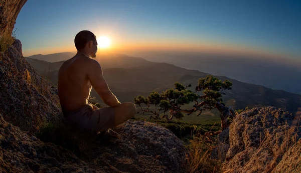 Wanderer Yogi Meditieren Über Schönheit Berglandschaft Hintergrund Urlaub Erholung Reisen — Stockfoto