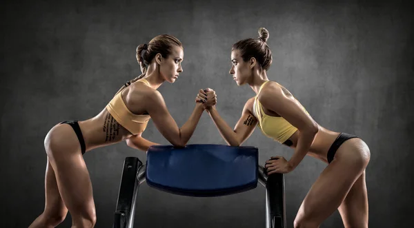 Twee Jonge Fitness Vrouwen Tweeling Arm Worstelend Grijze Muur Achtergrond — Stockfoto
