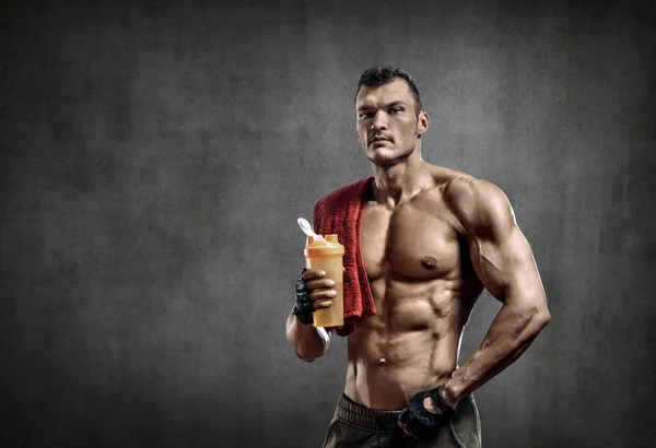 Man Bodybuilder Κρατήσει Σέικερ Σπορ Διατροφή Πρωτεΐνη Του Σέικερ Γκρι — Φωτογραφία Αρχείου