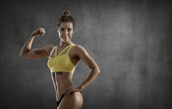 Portret Mooie Fitness Vrouw Grijze Wand Achtergrond Met Lege Ruimte — Stockfoto