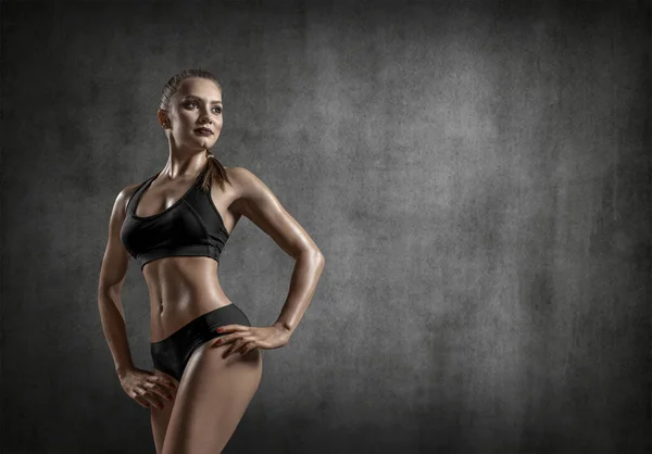 Retrato Hermosa Mujer Fitness Sobre Fondo Pared Gris Con Espacio — Foto de Stock