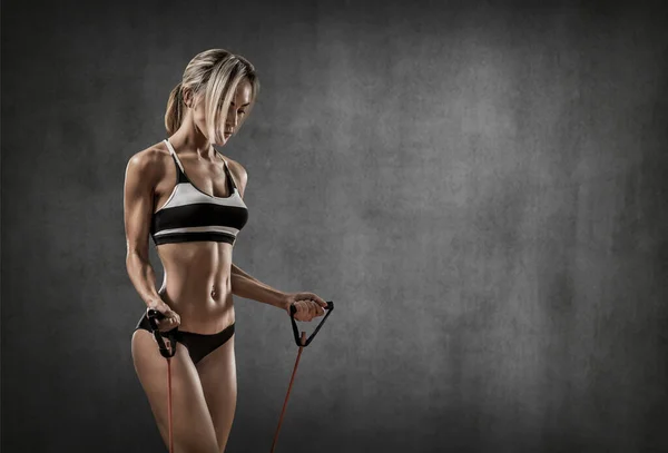 Retrato Jovem Fitness Mulher Executar Exercício Fundo Parede Cinza Com — Fotografia de Stock