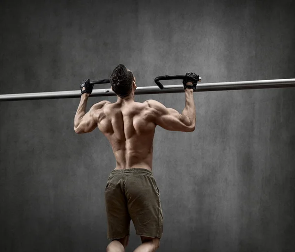 Man Bodybuilder Perform Exercise Chin Horizontal Bar Grey Wall Background — Stock Photo, Image