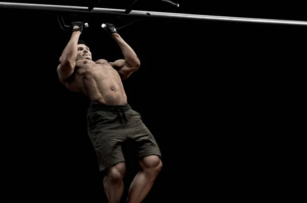 Guy Bodybuilder Machen Klimmzüge Horizontale Stange Auf Schwarzem Hintergrund Mit — Stockfoto