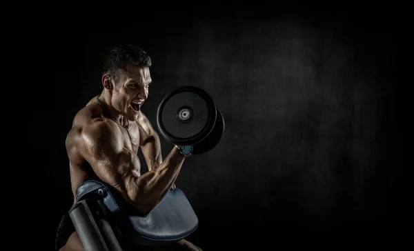 Hombre Culturista Realizar Ejercicio Con Mancuerna Sobre Fondo Negro Con — Foto de Stock