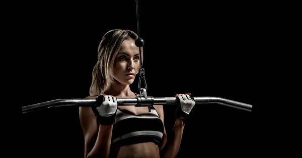 Hermosa Mujer Fitness Realizar Ejercicio Con Máquina Ejercicio Sobre Fondo —  Fotos de Stock