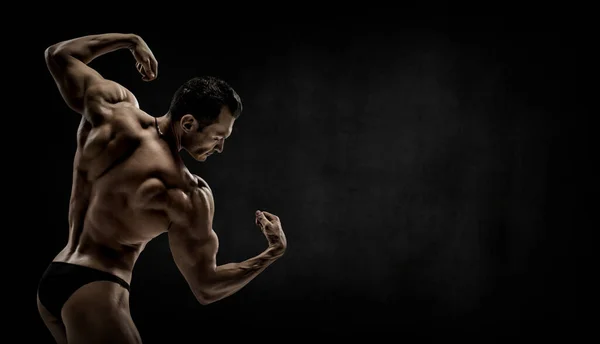 Ein Mann Bodybuilder Auf Schwarzem Hintergrund Mit Leerem Raum Für — Stockfoto