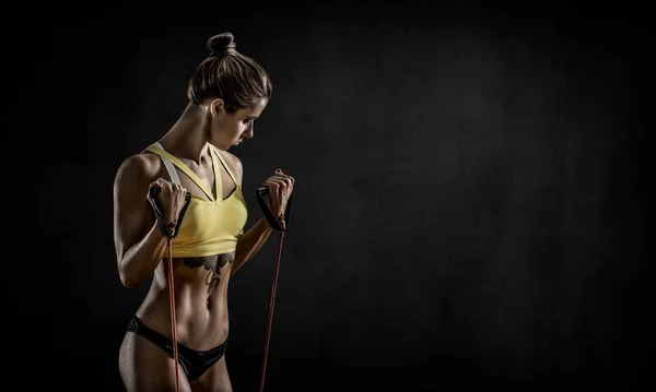 Portret Jong Fitness Vrouw Voert Oefening Zwarte Achtergrond Met Lege — Stockfoto