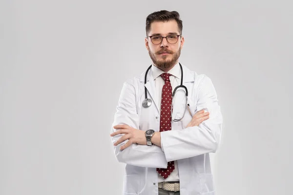 Um retrato de um médico posando contra fundo branco — Fotografia de Stock