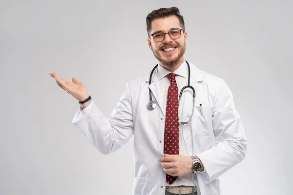 Um retrato de um médico posando contra fundo branco — Fotografia de Stock