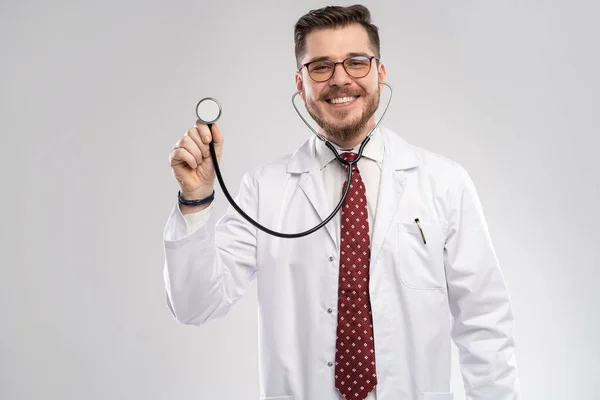 Dokter met stethoscoop in een ziekenhuis — Stockfoto