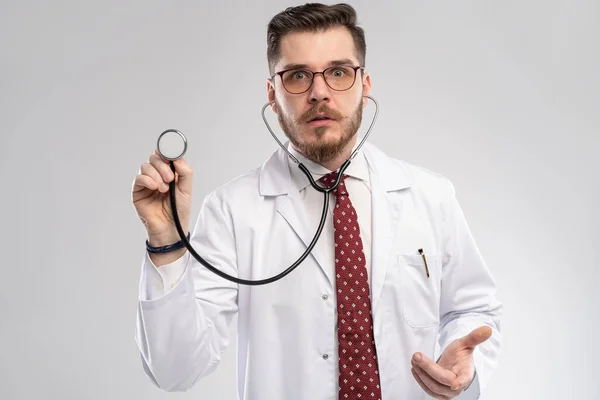 Steteskoplu bir doktor hastanede. — Stok fotoğraf