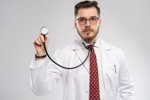 Médecin avec stéthoscope dans un hôpital — Photo