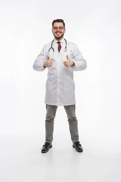 Ένα πορτραίτο ενός γιατρού που ποζάρει πάνω σε λευκό φόντο — Φωτογραφία Αρχείου