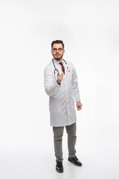 Portrait d'un médecin posant sur fond blanc — Photo