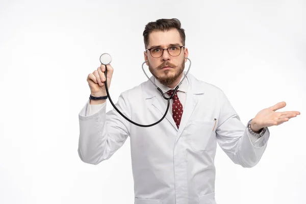 Médico com estetoscópio em um hospital — Fotografia de Stock