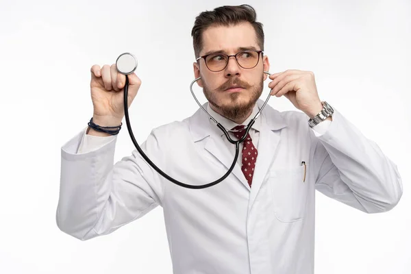 Dokter met stethoscoop in een ziekenhuis — Stockfoto