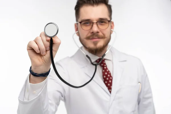 Médecin avec stéthoscope dans un hôpital — Photo