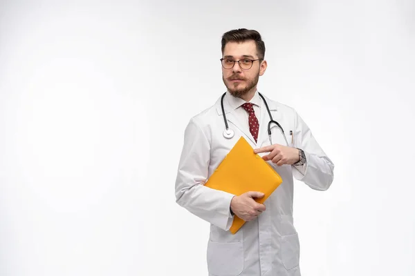 Retrato de un médico posando sobre fondo blanco — Foto de Stock