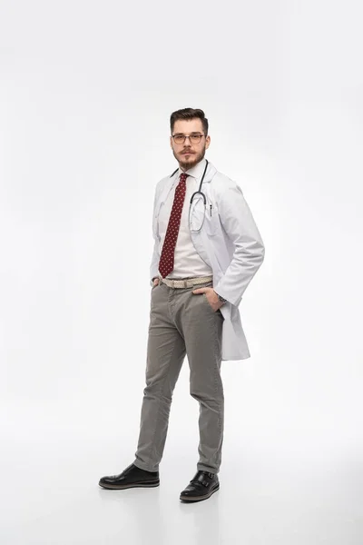 Um retrato de um médico posando contra fundo branco — Fotografia de Stock