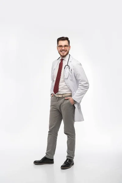 Um retrato de um médico posando contra fundo branco — Fotografia de Stock