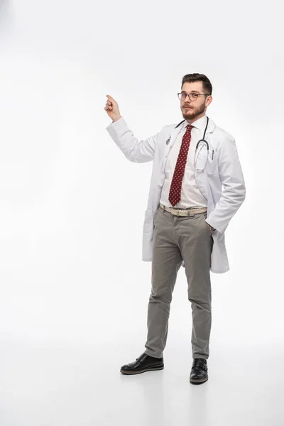 Um retrato de um médico posando contra fundo branco — Fotografia de Stock