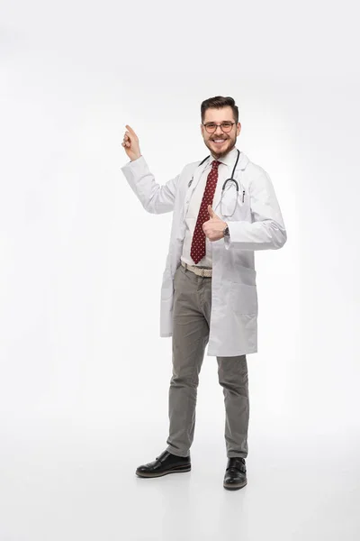 Retrato de un médico posando sobre fondo blanco — Foto de Stock