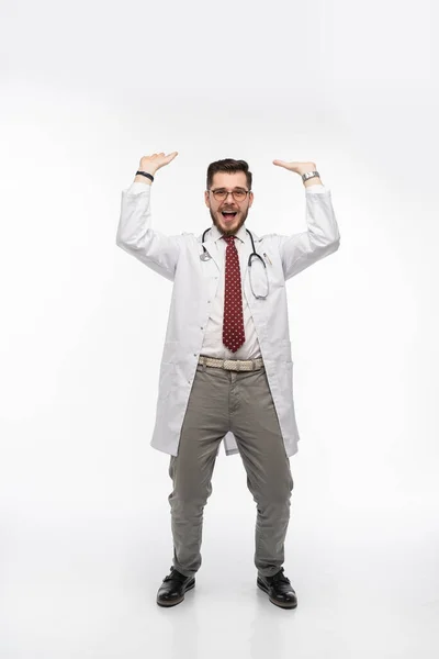 하얀 배경을 배경으로 포즈를 취하는 의사 의사 의사 의사 의사 의사의 초상화 — 스톡 사진