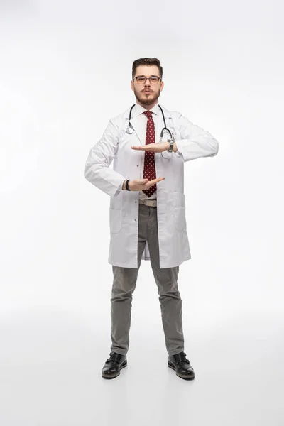 Um retrato de um médico posando contra fundo branco — Fotografia de Stock