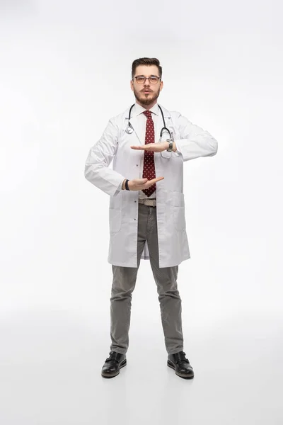 Portrait d'un médecin posant sur fond blanc — Photo