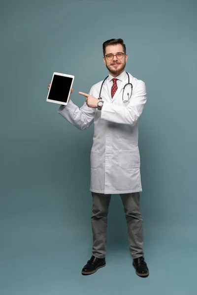 A portrait of a medical doctor posing against gray background — Stock Photo, Image