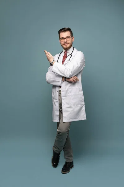 회색 배경에 대항하여 포즈를 취하는 의사 의사 의사 의사의 초상화 — 스톡 사진