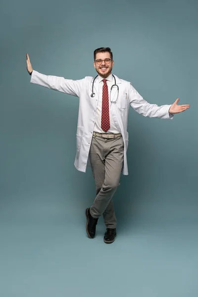 Un retrato de un médico posando sobre fondo gris — Foto de Stock