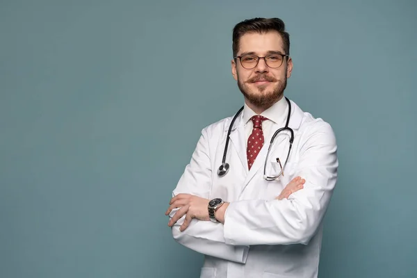 Portrait d'un médecin posant sur fond gris — Photo