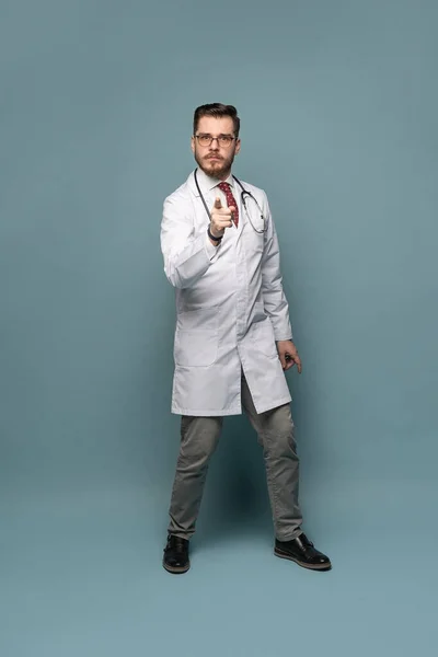 灰色の背景にポーズをとる医師の肖像画 — ストック写真