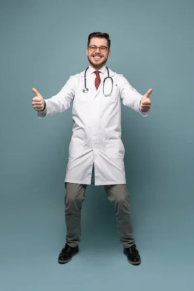 Портрет врача, позирующего на сером фоне — стоковое фото