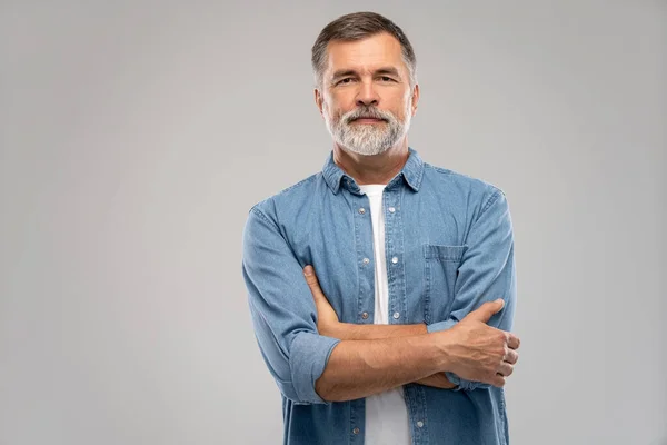 Retrato de hombre maduro sonriente de pie sobre fondo blanco . —  Fotos de Stock