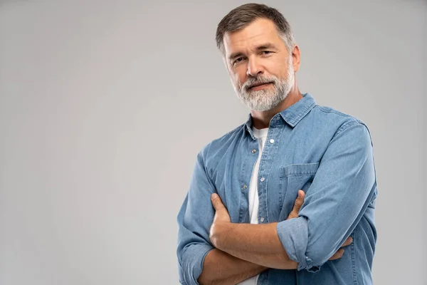 Portret van een glimlachende volwassen man op een witte achtergrond. — Stockfoto