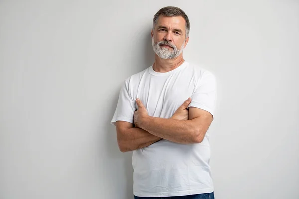 Retrato de hombre maduro sonriente de pie sobre fondo blanco . —  Fotos de Stock