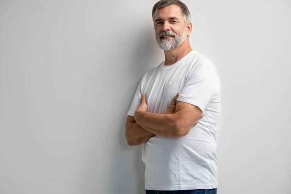 Retrato de hombre maduro sonriente de pie sobre fondo blanco . —  Fotos de Stock