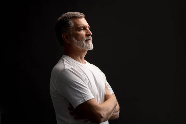 Retrato de hombre maduro sonriente de pie sobre fondo negro . —  Fotos de Stock