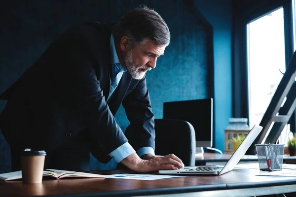 Elegante zakenman die gegevens analyseert — Stockfoto