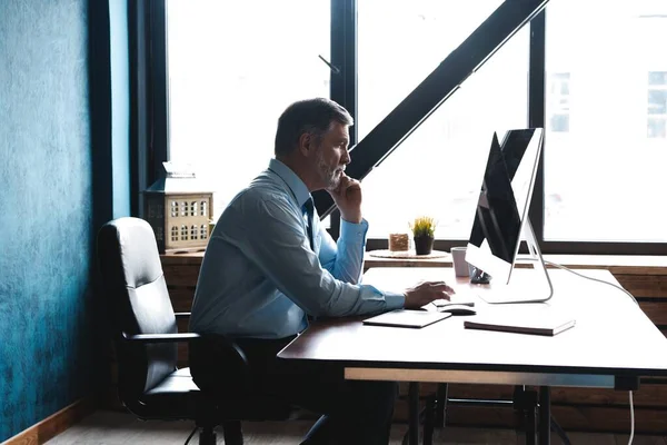 Volwassen zakenman werkt op de computer in Office — Stockfoto