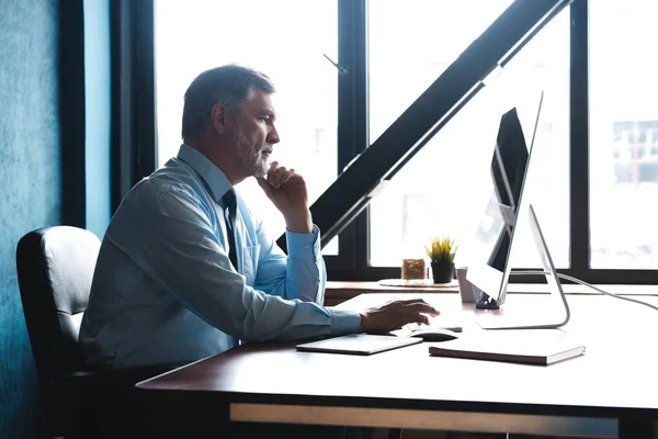 Volwassen zakenman werkt op de computer in Office — Stockfoto